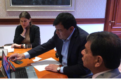 El presidente de la Asamblea, César Litardo (c) y los asambleístas Cristina Reyes y Carlos Camballa en la reunión del CAL