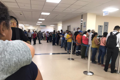 Fila de personas para realizarse el test del coronavirus.