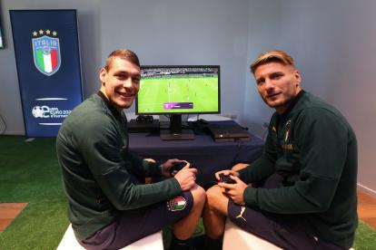 El delantero italiano Ciro Immbolie (d), compañero de Felipe Caicedo en Lazio, formará parte del torneo de FIFA20.