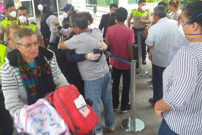 Llegada. Los familiares recibieron a sus parientes con mascarillas y guantes.