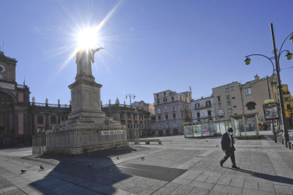 NÁPOLES. Un napolitano transita por una desierta plaza en medio de la crisis sanitaria que afecta a varias ciudades europeas