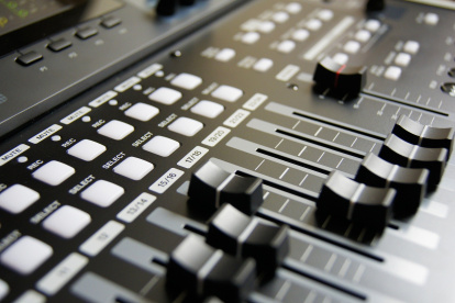 La difusión musical y su forma de cobro generan controversias en el país.