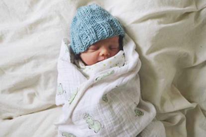 Debes evitar que las visitas toquen al bebé.