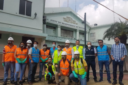 Funcionarios municipales y del Ministerio de Salud, en la edificación de la Maternidad Sotomayor.