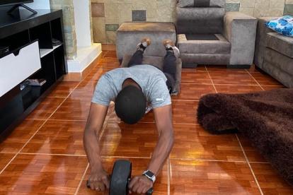 El goleador de Aucas realizó cinco rutinas de 10 con la rueda, como parte de los ejercicios obligatorios.