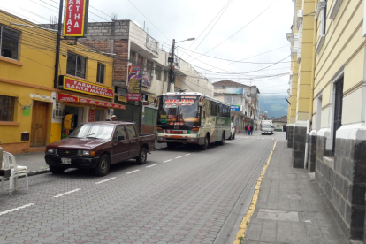 Las unidades de transporte de Machachi debieron permanecer estacionados por no poder movilizar a la gente