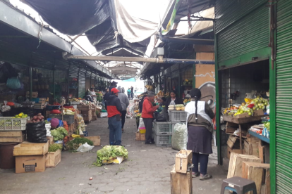 Las ventas en el mercado de Machachi está restringidas a personas de entre 25 y 50 años