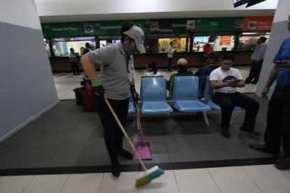 Prevenciones contra el coronavirus en la Terminal terrestre, antes de que decidan cerrar.