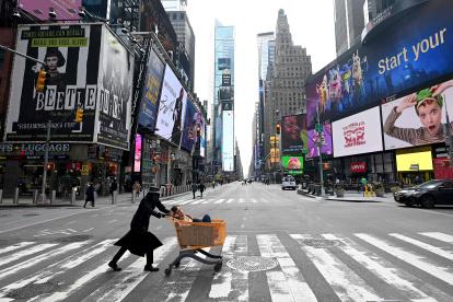 NUEVA YORK. Un hombre atraviesa una importante avenida de Manhattan, tras las medidas impuestas por la Gran Manzana, en su intento por controlar la propagación del virus.