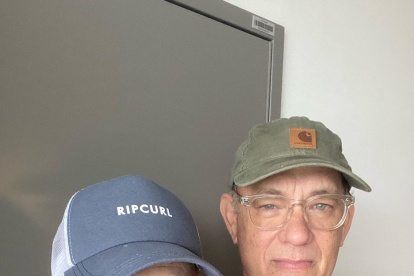 Rita Wilson y Tom Hanks luego de ser dados de alta en el hospital australiano.