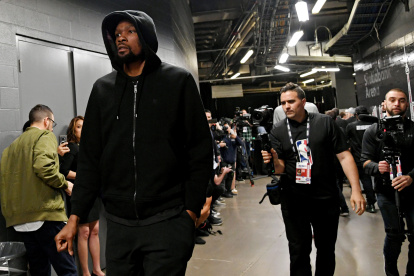 El basquetbolista Kevin Durant es uno de los cuatro casos positivos a coronavirus de los Brooklyn Nets.
