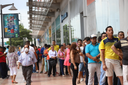Pese a la prohibición, decenas de personas se juntaron afuera de bancos.