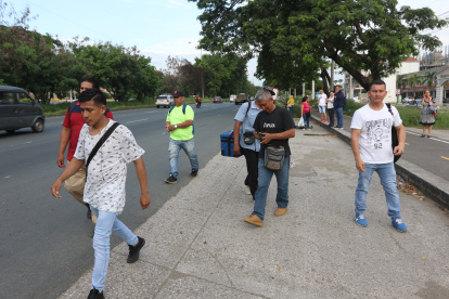 Maestros de construcción, jardineros y trabajadoras del hogar remuneradas en la vía a la Costa, a la salida de su labor el lunes 16 de marzo por la tarde.