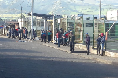 Familias indígenas se apuestan en las afueras del mercado central de Machachi en busca de trabajo