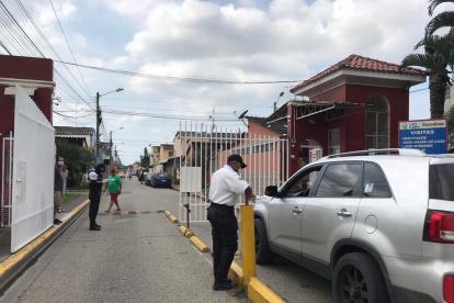 Villa España. Varios residentes y personal de seguridad usan mascarillas y guantes para evitar el contagio de coronavirus.