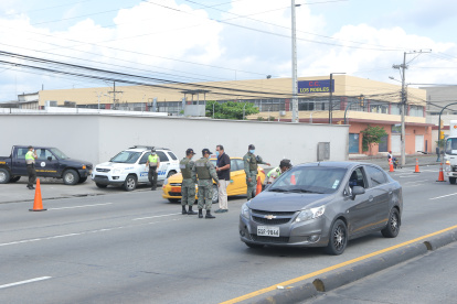 El control para evitar la circulación masiva de automotores en Guayaquil se realiza en varios puntos de la ciudad.