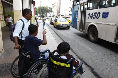 Las personas deben esperar por más de una hora para que llegue un bus con rampa.