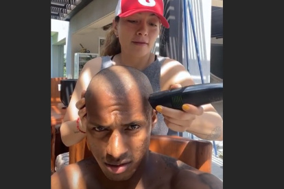 Zila Meneses fue la encargada de "rapar" a su esposo, el Toño Valencia.