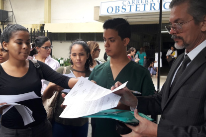 Un grupo de estudiantes de la Universidad de Guayaquil que realiza el internado rotativo en varios hospitales.