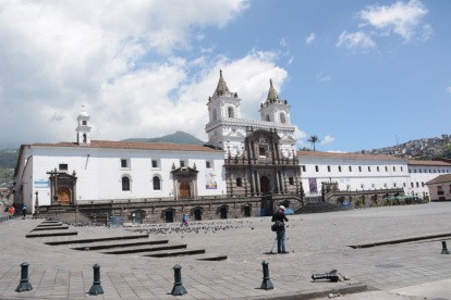 Plazas y parques permanecieron ayer vacíos. Poca gente salió y las autoridades hicieron controles.