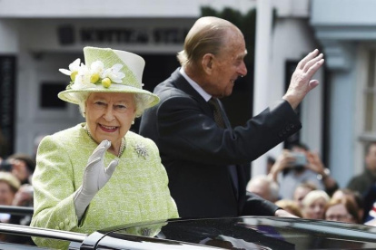 La reina Isabel II adelanta su mundanza al palacio de Windsor y suspende varias fiestas.