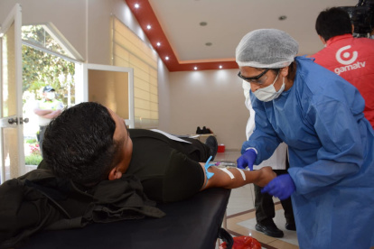 En la Escuela Superior Alberto Enríquez Gallo la Cruz Roja recibe la donación de sangre.