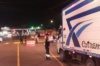 La Comisión de Tránsito del Ecuador (CTE) asegura que los controles se aplican en toque de queda, para verificar que los camiones, que no transportan alimentos y medicinas, cumplan con la medida.