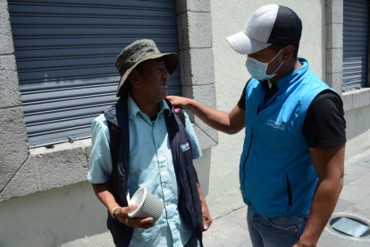 Personal municipal atiende a personas indígentes. Ofrece estadía en casas hogar para evitar la circulación en las calles.