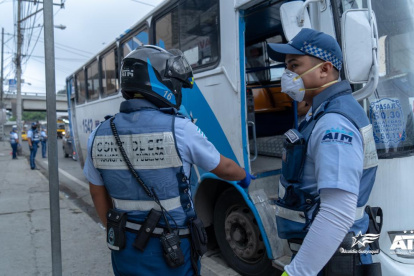Los buses se desinfectan para circular en Guayaquil.