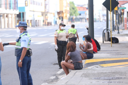 Las dos jóvenes colombianas fueron detenidas cuando iban al a tienda.