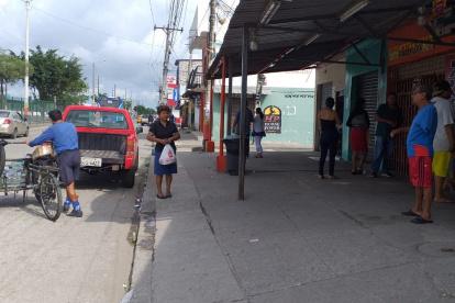 Moradores del sur de Guayaquil hacen sus actividades diarias.