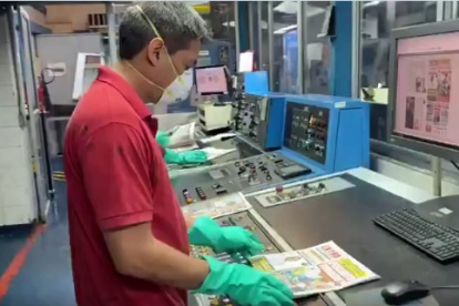 El personal de Gráficos Nacionales usa guantes y mascarillas durante el proceso de impresión.