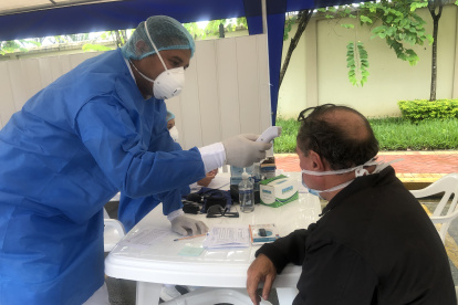 Control. Un médico toma la temperatura a un ciudadano en Babahoyo.
