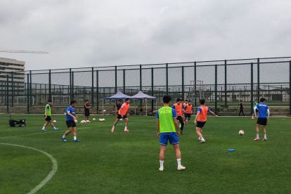 El Wuhan Three Towns durante su primera práctica de fútbol luego de que en esa ciudad se superó al coronavirus.