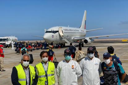 Niños de una fundación internacional de fútbol regresan a Ecuador en un avión de la FAE