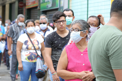 Situación. Largas filas se registraron en las afueras de los bancos este viernes 20 de amrzo.