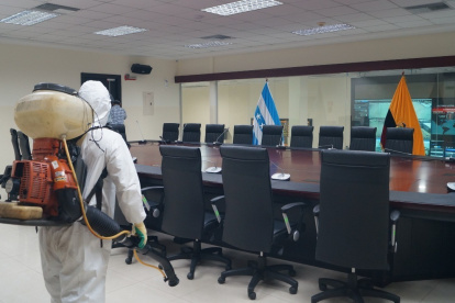La sala de crisis del ECU-911 en La Puntilla, Samborondón, es fumigada como medida de prevención. Este cantón recoge 48 casos confirmados.