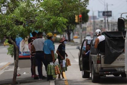 Entorno. En las calles de Guayaquil es común ver a las personas caminando, como un día normal.