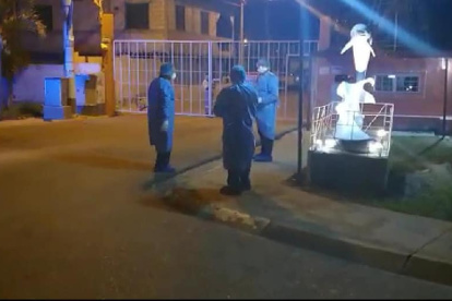 ​Aislados. Desde ayer, los habitantes de la ciudadela El Delfín, de Santa Elena, están en cerco epidemiológico.