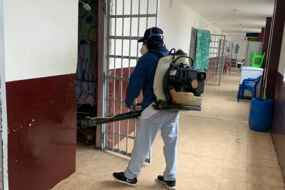 En los centros penitenciarios se hacen acciones de limpieza y fumigación para mantener la higiene