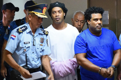 Ronaldinho se ha convertido en el centro de atención de la cárcel. Inclusive ya quedó campeón de un torneo de privados de la libertad.