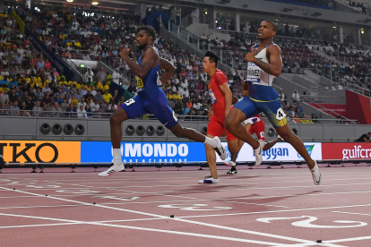 Noah Lyles (i), consiguió para Estados Unidos la medalla de oro en el Mundial pasado donde el crédito ecuatoriano, Alex Quiñónez (d) obtuvo el bronce.