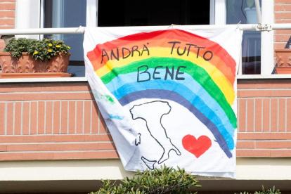 Una pancarta que dice "Todo estará bienen italiano. La imagen fue tomada en Ostia, cerca de Roma. Italia es el país con el mayor número de muertos por coronavirus.