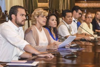 El pasado 12 de marzo, la alcaldesa Cynthia Viteri anunció medidas relacionadas al coronavirus, allí asistieron autoridades municipales y periodistas. Ese mismo día, ella se reunió con representantes de la Agencia Francesa de Desarrollo y Banco de Desarrollo de América Latina.