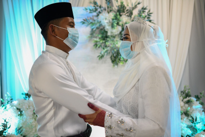Malaysia. Mohammad Nor Azwan Ishak, de 27 años, y la novia, Nuramiraalia Noorbashah, de 25, usan mascarillas como medida preventiva contra el COVID-19.