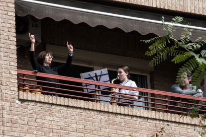 A woman plays the saxophone from her balcony during home confinement due to the novel coronavirus on March 19, 2020 in Valencia. - Spain announced deaths due to the novel coronavirus had risen about 30 percent over the past 24 hours to 767. A total of 17,147 people have contracted the disease in the country, a roughly 25 percent increase over the previous day, according to the health ministry, with the figure expected to rise further in the coming days as testing for COVID-19 becomes more readily available. (Photo by JOSE JORDAN / STR / AFP)