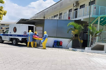 Hecho. Momento en el que el cuerpo del fallecido es retirado del IESS de Ancón.