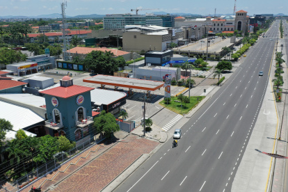 Escena. Son pocos los residentes de La Puntilla que salen de sus casas.