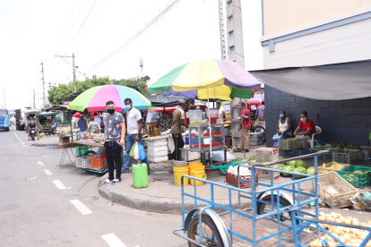 Situación. Durante la mañana se registraron aglomeraciones en mercados informales y formales de Guayaquil, como en un fin de semana normal.



Foto: Valentina Encalada

Nota: Juan Daniel Ponce



MARZO 21 Guayaquil-Ecuador

Agencia (ag-expreso)