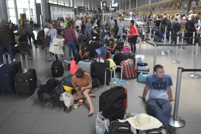 BOGOTÁ. Decenas de pasajeros esperan vuelos en el aerupuerto El Dorado International de esta capital, a horas de una suspensión de los vuelos en Colombia, on March 19, 2020. - Colombia will block all international flights from Monday for 30 .